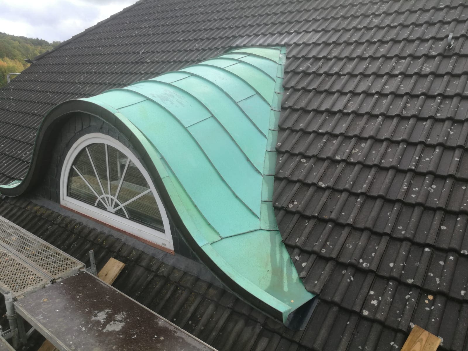 Fledermausgaube Eindeckung Stehfalz in Kupfer-Patina